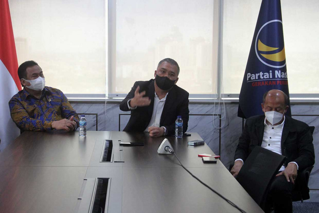 Wakil Ketua Umum Partai Nasdem yang juga mantan Ketua Fraksi NasDem DPR Ahmad M Ali (tengah) didampingi Sekretaris Fraksi NasDem Saan Mustopa (kanan), Anggota Fraksi NasDem yang juga Wakil Ketua DPR RI Rachmat Gobel (kiri) mengelar jumpa pers terkait pergantian ketua Fraksi NasDem DPR di Gedung Nusantara I, Komplek Parlemen Senayan, Jakarta, Senin, 7 Februari 2022.