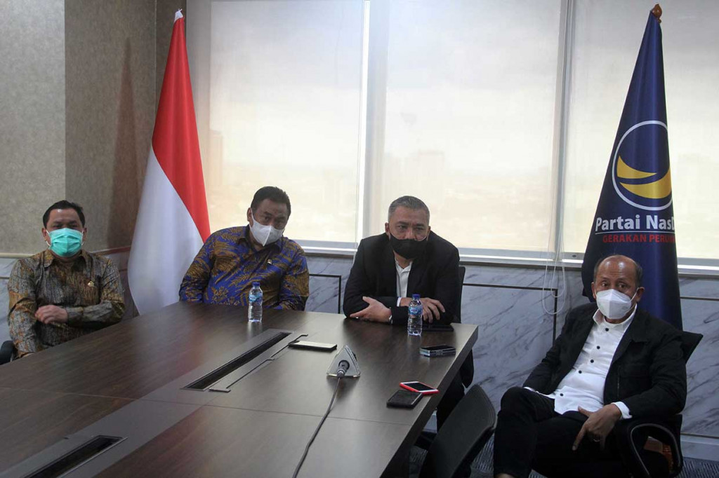 Dalam jumpa pers ini Wakil Ketua Umum Partai Nasdem yang juga mantan Ketua Fraksi NasDem DPR Ahmad M Ali memyampaikan pergantian dirinya sebagai ketua Fraksi NasDem DPR oleh Roberth Rouw.