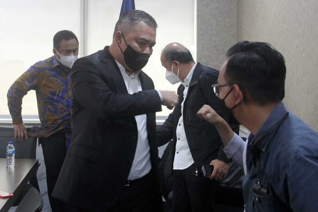 Partai Nasdem mengganti Ketua Fraksinya di DPR, Ahmad Ali kepada Roberth Rouw. Rotasi tersebut dilakukan secara resmi di Ruang Fraksi Nasdem, Kompleks Parlemen Senayan, Jakarta, Senin, 7 Februari 2022.