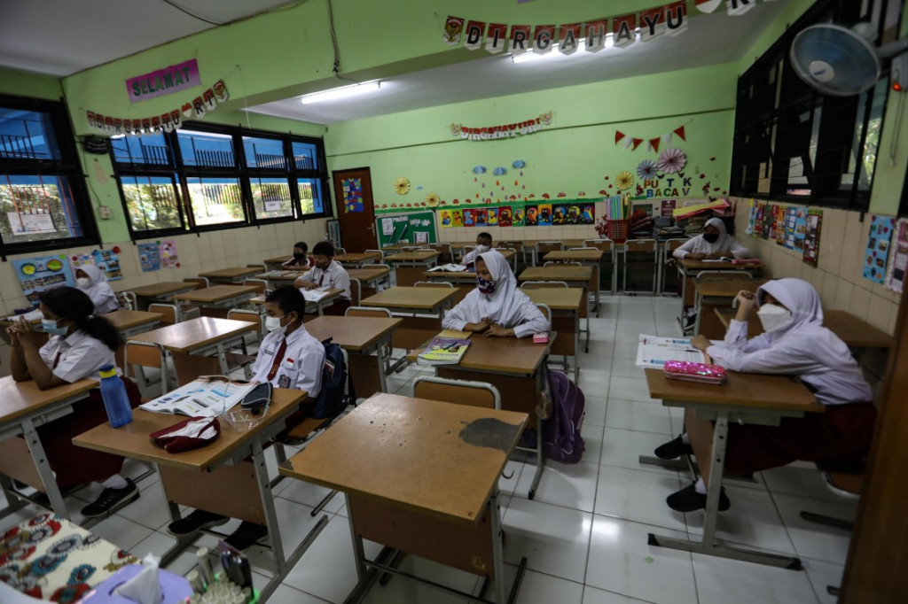 Wakil Gubernur (Wagub) DKI Jakarta, Ahmad Riza Patria (Ariza) mengatakan pembelajaran tatap muka (PTM) 50 persen masih berlaku di tengah lonjakan kasus covid-19. Pemberlakuan sesuai Surat Keputusan Bersama (SKB) 4 Menteri.