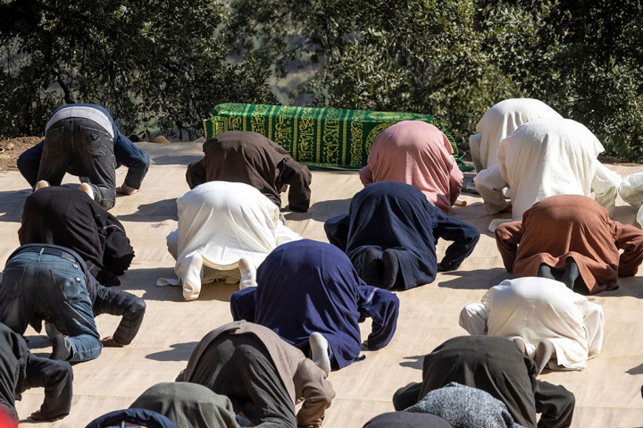 Peti mati kecil anak laki-laki yang, terbungkus kain hijau yang berhias tulisan ayat-ayat suci Alquran tersebut, kemudian diletakkan di tanah. Warga kemudian mensalatkan jenazah Rayan.
