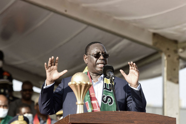 Presiden Senegal Macky Sall berbicara kepada para pendukung di landasan bandara Leopold Sedar Senghor, setelah tim sepak bola Sengal mendarat dari Kamerun usai memenangi Piala Afrika 2021.