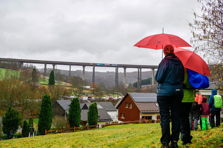 Penonton melihat jembatan menjelang operasi peledakan jalan tol jembatan A45 Rinsdorf di Wilnsdorf, pada Minggu, 6 Februari 2022.