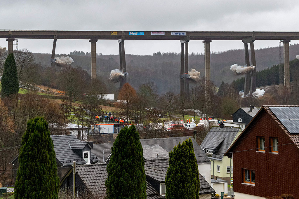 Penghancuran jembatan Rinsdorf setinggi 70 meter menandai rekor baru di Jerman, yaitu sebagai jembatan tertinggi yang pernah diledakkan oleh para ahli pembongkaran.