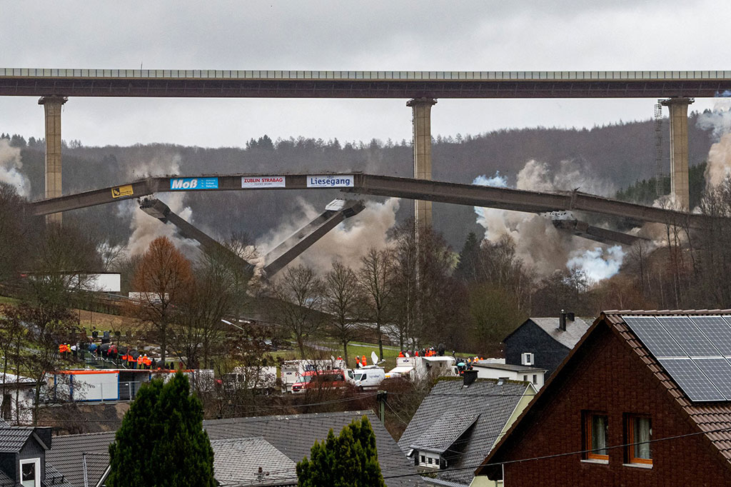Kru pembongkaran menggunakan sekitar 120 kilogram (265 pon) bahan peledak untuk menghancurkan jembatan Rinsdorf di autobahn A45 Jerman dekat Wilnsdorf di negara bagian Rhine-Westphalia Utara pada hari Minggu, 6 Februari 2022. Jembatan yang dirobohkan itu setinggi 70 meter dan membentang sepanjang 500 meter.