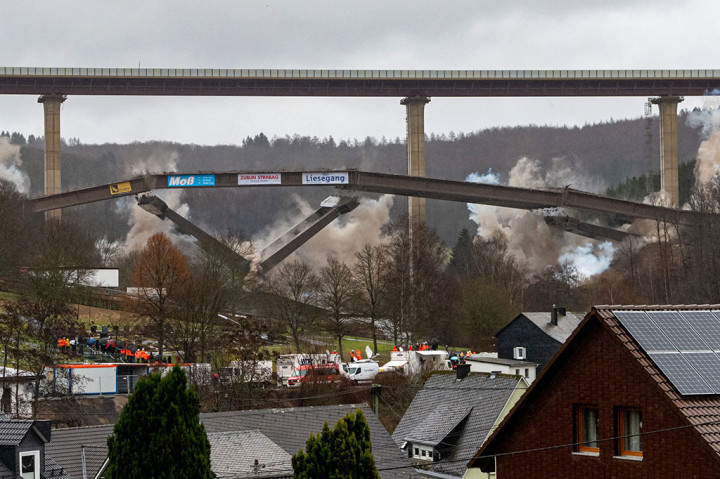 Kru pembongkaran menggunakan sekitar 120 kilogram (265 pon) bahan peledak untuk menghancurkan jembatan Rinsdorf di autobahn A45 Jerman dekat Wilnsdorf di negara bagian Rhine-Westphalia Utara pada hari Minggu, 6 Februari 2022. Jembatan yang dirobohkan itu setinggi 70 meter dan membentang sepanjang 500 meter.