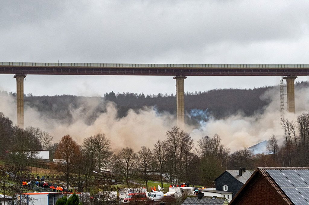 Bangunan berusia 55 tahun itu runtuh pada pukul 11 ??pagi waktu setempat (10 pagi GMT). Setelah ahli pembongkaran Michael Schneider memberi sinyal untuk meledak, 16 pilar jembatan melengkung dan permukaan jalan jatuh ke tanah. 