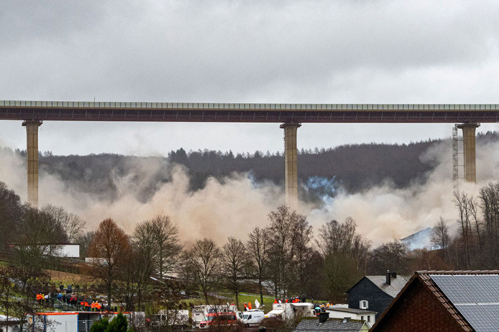 Bangunan berusia 55 tahun itu runtuh pada pukul 11 ??pagi waktu setempat (10 pagi GMT). Setelah ahli pembongkaran Michael Schneider memberi sinyal untuk meledak, 16 pilar jembatan melengkung dan permukaan jalan jatuh ke tanah. 