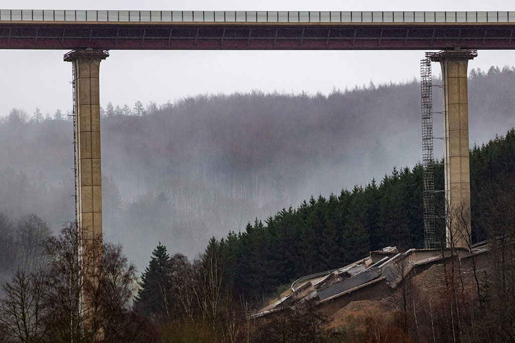 Runtuhnya jembatan diatur sehingga puing-puing mendarat di tempat yang disiapkan dan tidak menyebabkan kerusakan pada jembatan pengganti yang terletak tepat di sebelahnya. Jembatan baru tersebut diresmikan pada Desember 2021.