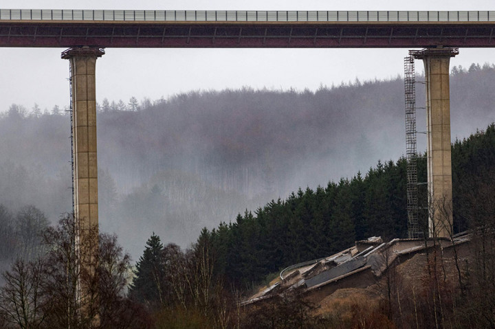 Runtuhnya jembatan diatur sehingga puing-puing mendarat di tempat yang disiapkan dan tidak menyebabkan kerusakan pada jembatan pengganti yang terletak tepat di sebelahnya. Jembatan baru tersebut diresmikan pada Desember 2021.