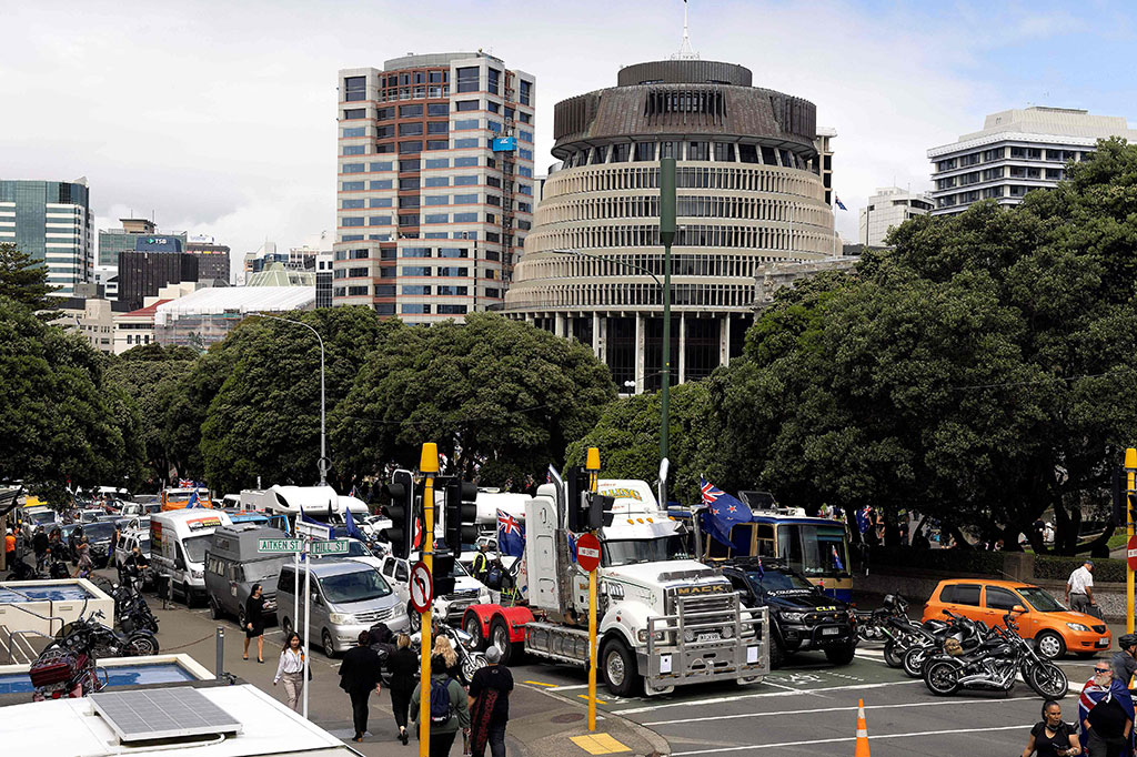 Konvoi truk dan karavan memblokade jalan-jalan di dekat parlemen Selandia Baru di Wellington pada Selasa, 8 Februari 2022, untuk memprotes pembatasan dan vaksinasi covid. Protes tersebut terinspirasi oleh demonstrasi serupa di Kanada beberapa waktu yang lalu.