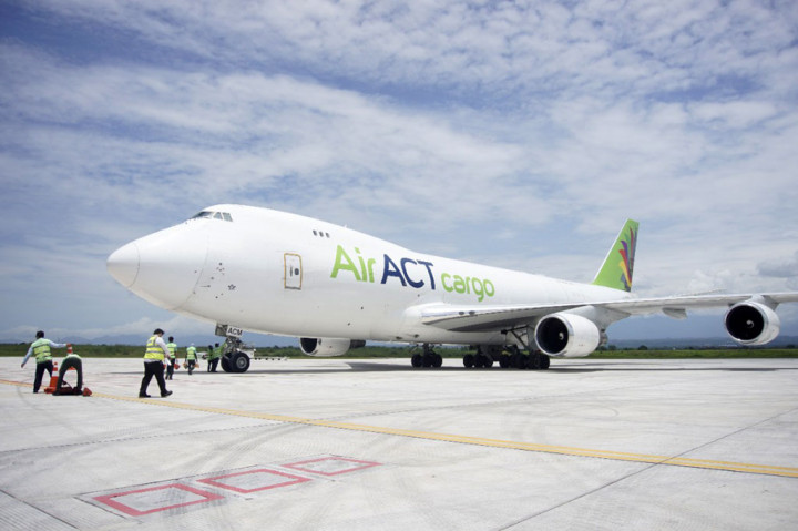Sejumlah maskapai penerbangan berdatangan di bandara Lombok mengangkut logistik, pembalap, dan kru balap serta ofisial tim yang akan mengikuti ajang pramusim MotoGP 2022 yang dijadwalkan berlangsung 11 hingga 13 Februari mendatang.