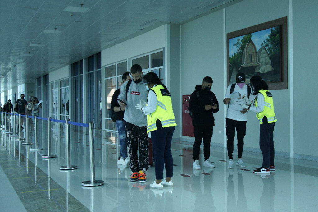 Selang dua jam kemudian, pesawat bernomor penerbangan MH8756 yang mengangkut 235 penumpang mendarat pukul 17.57 Wita pada hari yang sama.