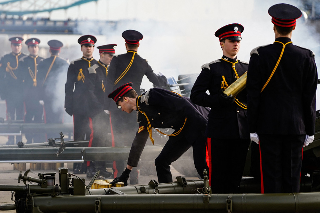 Tentara The Honorable Artillery Company menyiapkan peti peluru untuk menembakkan meriam di depan Tower Bridge, London, Inggris, Senin, 7 Februari 2022. 