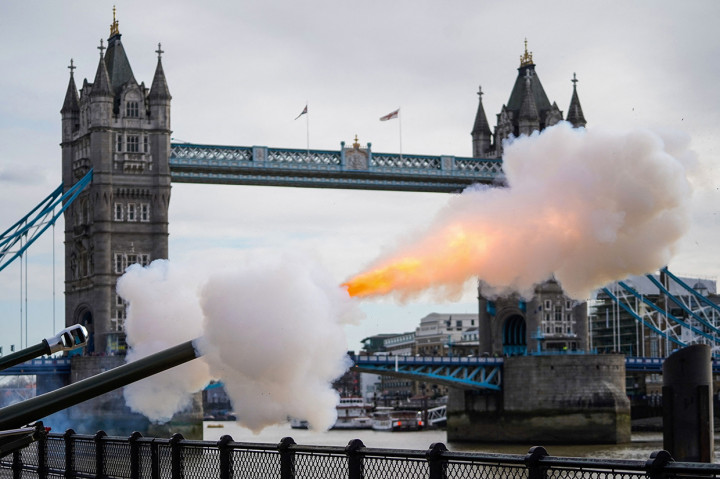 The Honorable Artillery Company menembakkan tembakan penghormatan untuk menandai dimulainya Platinum Jubilee, 70 tahun kepemimpinan Ratu Elizabeth II.