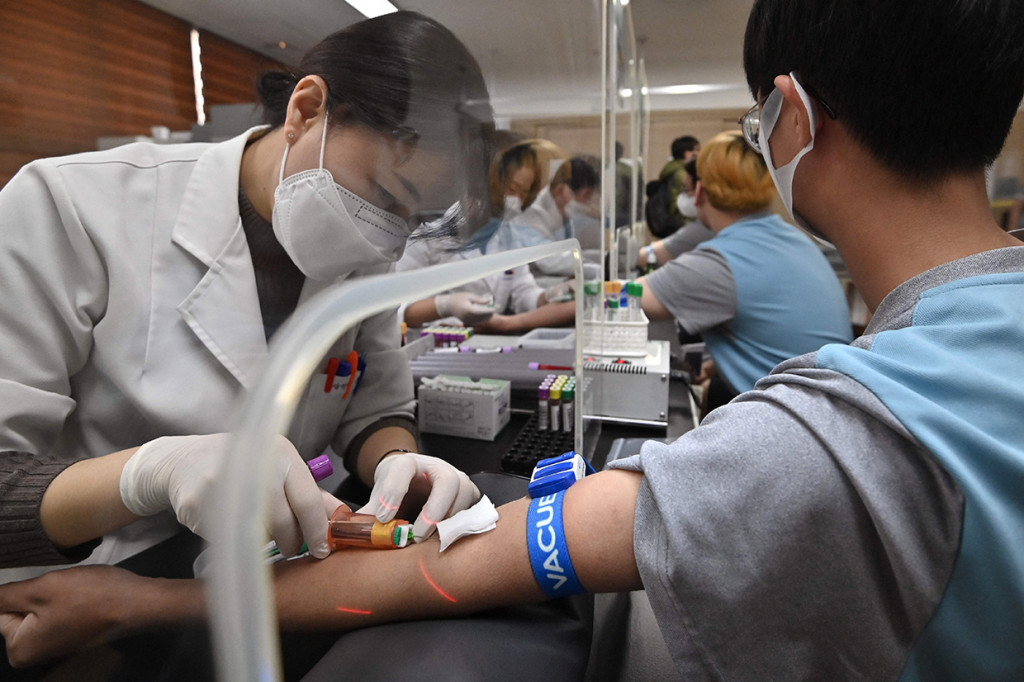 Seorang pemuda calon tentara Korea Selatan saat menjalani pemeriksaan kesehatan untuk wajib militer di kantor Administrasi Tenaga Kerja Militer Seoul di Seoul, Senin, 7 Februari 2022.