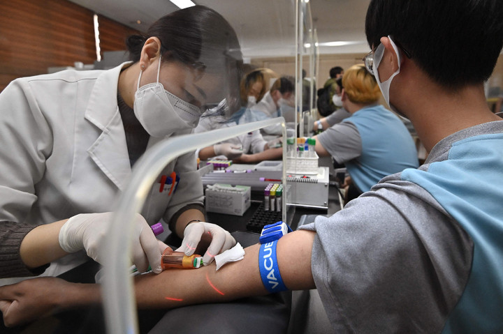 Seorang pemuda calon tentara Korea Selatan saat menjalani pemeriksaan kesehatan untuk wajib militer di kantor Administrasi Tenaga Kerja Militer Seoul di Seoul, Senin, 7 Februari 2022.