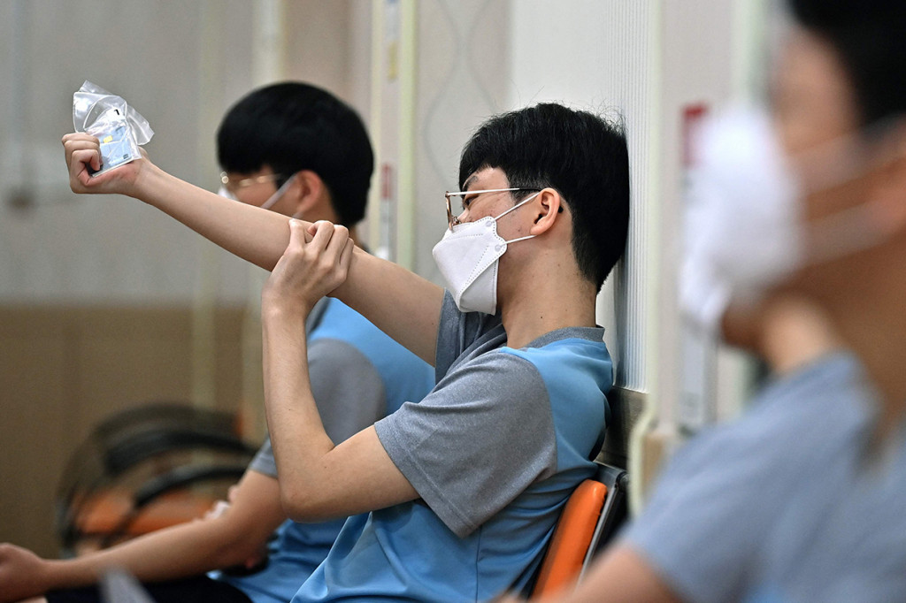 Pemuda calon tentara Korea Selatan menunggu untuk menjalani pemeriksaan kesehatan untuk wajib militer di kantor Administrasi Tenaga Kerja Militer Seoul di Seoul, Senin, 7 Februari 2022.