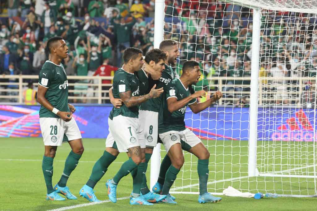 Setelah pembukaan pertandingan yang menjemukan dengan sedikit peluang, laga menjadi hidup pada menit ke-39 ketika Raphael Veiga membawa Palmeiras unggul 1-0 usai memanfaatkan umpan terobosan Dudu.