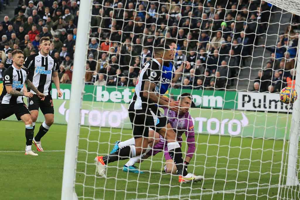 Everton unggul lebih dulu pada menit ke-36, setelah bek Newcastle, Jamaal Lascelles tidak sengaja menjebol gawangnya sendiri akibat kemelut pasca tendangan bebas.