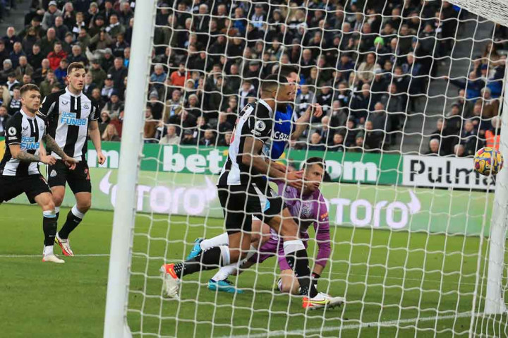 Everton unggul lebih dulu pada menit ke-36, setelah bek Newcastle, Jamaal Lascelles tidak sengaja menjebol gawangnya sendiri akibat kemelut pasca tendangan bebas.