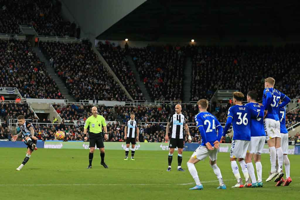 Newcastle melengkapi kemenangan mereka dengan gol ketiga pada menit ke-80 setelah Kieran Trippier mencatatkan namanya di papan skor lewat tendangan bebas indah yang gagal dihentikan oleh Jordan Pickford.
