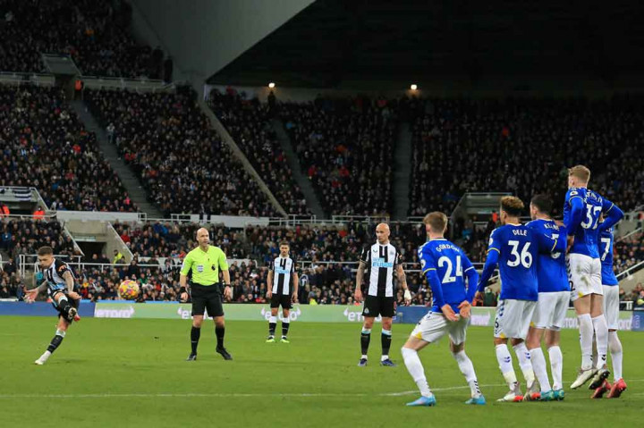 Newcastle melengkapi kemenangan mereka dengan gol ketiga pada menit ke-80 setelah Kieran Trippier mencatatkan namanya di papan skor lewat tendangan bebas indah yang gagal dihentikan oleh Jordan Pickford.