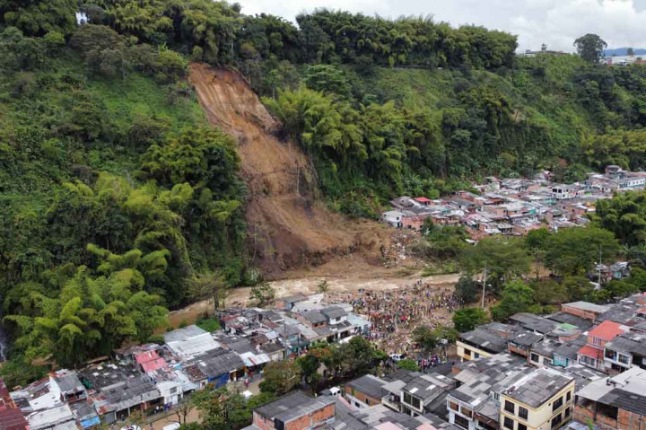 Hujan di pagi hari memicu tanah longsor di sebuah gunung di Provinsi Risaralda tengah-barat, mengubur beberapa rumah di kotamadya Dosquebradas.