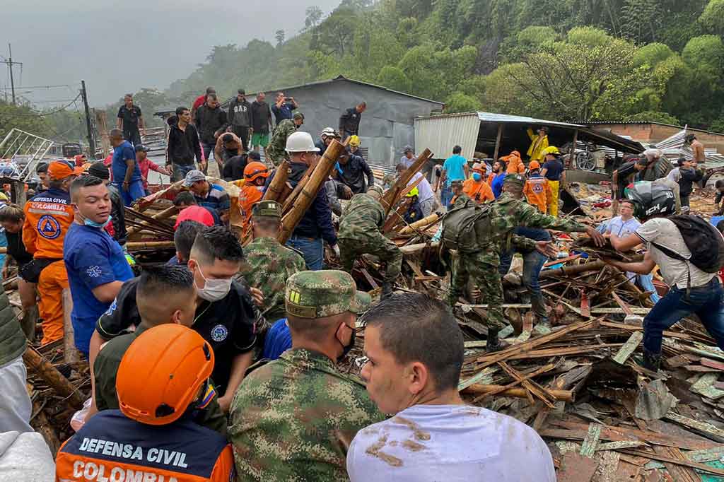 Tim penyelamat menggali lumpur untuk mencari korban selamat, kata badan tersebut, yang pada hari sebelumnya melaporkan tujuh kematian dan 29 orang terluka.