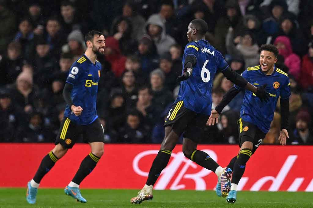 MU mendominasi penguasaan bola di menit-menit awal. Namun mereka baru bisa menjebol gawang tuan rumah pada menit ke-18. Kerja sama Marcus Rashford dengan Luke Shaw di sayap kiri diakhiri dengan umpan silang mendatar yang disambar Paul Pogba di tengah kotak penalti. Skor menjadi 1-0 untuk tim tamu.