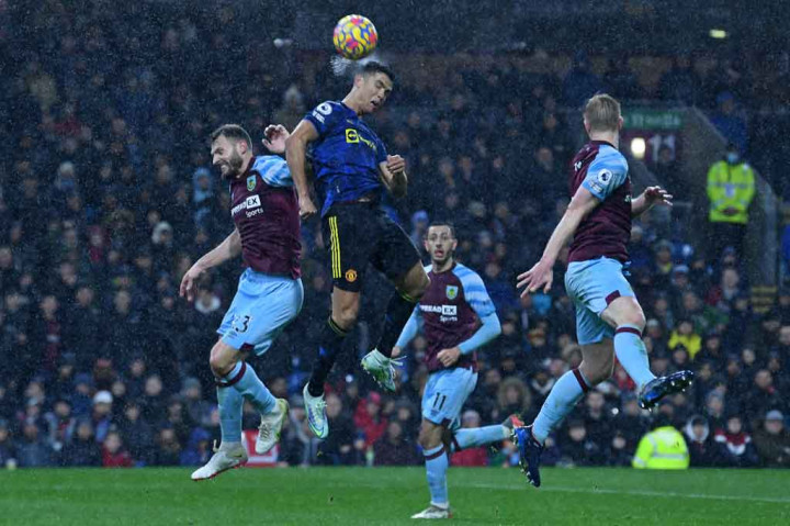 Memasuki 10 menit terakhir, MU kesulitan untuk menembus pertahanan Burnley. Peluang lewat sundulan Cristiano Ronaldo yang menyambut umpan dari sayap kiri, belum menemui sasaran.