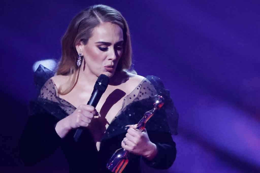 Penyanyi top Inggris Adele memenangi tiga penghargaan, termasuk Album of the Year, pada penghargaan BRIT Awards 2022, Selasa, 8 Februari 2022. Seremoni kali ini menghilangkan kategori khusus gender untuk pertama kalinya.