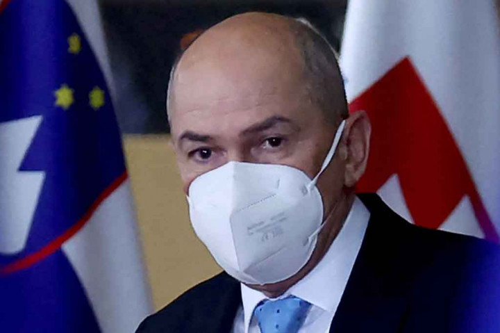Perdana Menteri konservatif Slovenia Janez Jansa mengatakan pada hari Rabu, 9 Februari 2022, bahwa ia telah dites positif untuk covid-19, tepat ketika negara Uni Eropa berpenduduk dua juta itu melihat penurunan infeksi baru.