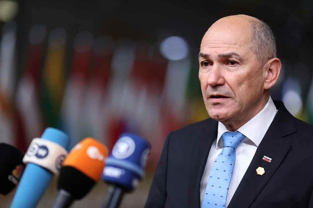 Jansa mengatakan gejalanya ringan untuk saat ini dan tidak merinci apakah dia akan menjalani tes PCR, yang tidak lagi diperlukan pemerintah untuk mengonfirmasi infeksi berdasarkan aturan yang baru saja diubah.