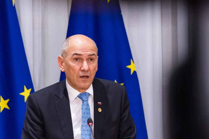 Jansa mengambil alih pemerintahan pada Maret 2020, hanya beberapa hari setelah epidemi di Slovenia diumumkan.  Dia dituduh oleh oposisi kiri-tengah tidak cukup menangani tindakan kesehatan dan kampanye vaksinasi, menyebabkan tingkat kematian yang relatif tinggi dibandingkan dengan negara-negara Eropa lainnya, dengan lebih dari 6.000 kematian hingga saat ini.