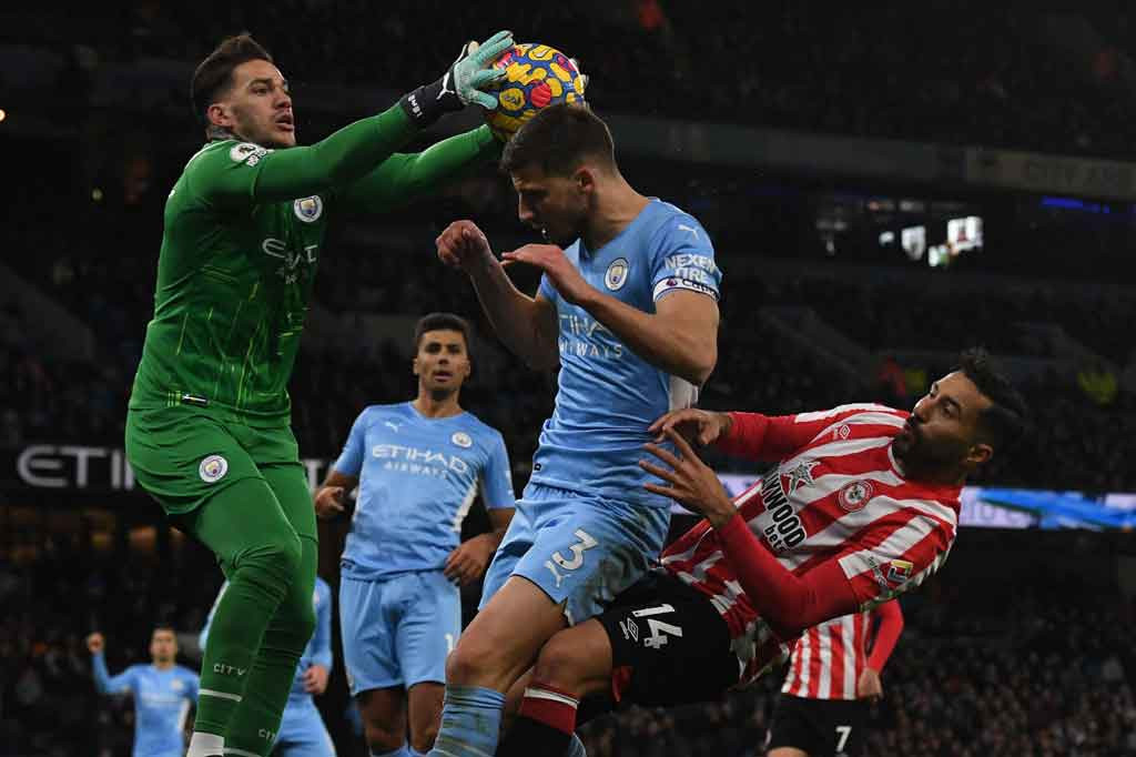 Tuan rumah mendominasi jalannya pertandingan pada 20 menit pertama, namun mereka masih kesulitan menembus pertahanan tim tamu.