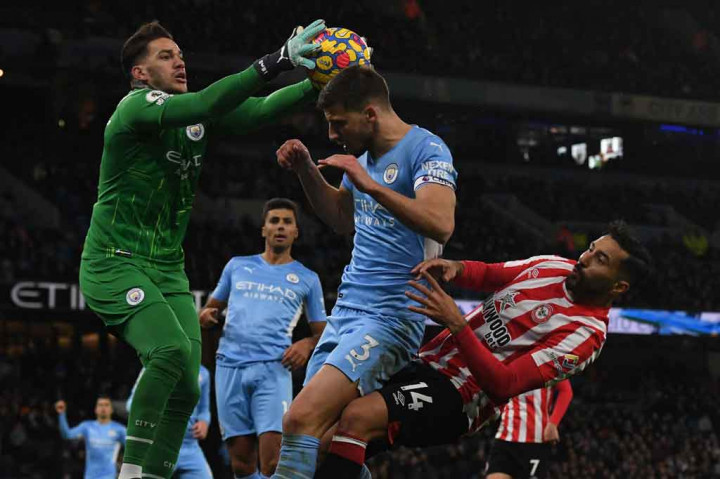 Tuan rumah mendominasi jalannya pertandingan pada 20 menit pertama, namun mereka masih kesulitan menembus pertahanan tim tamu.