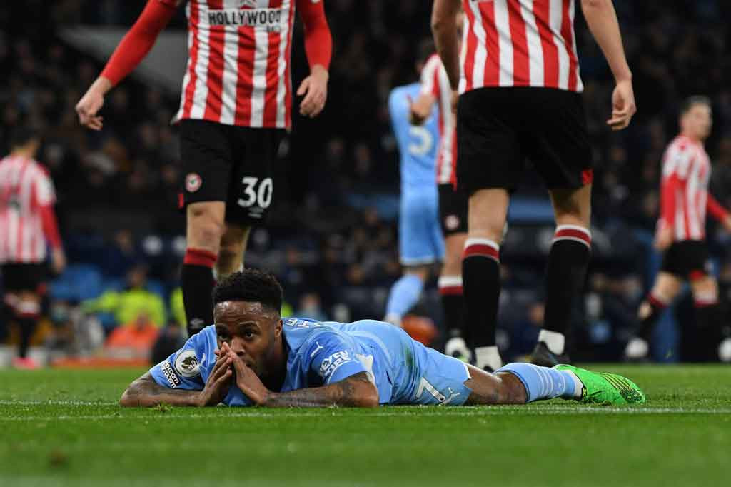 Pada menit ke-27, peluang emas City gagal berbuah gol. Umpan silang yang dilepaskan Joao Cancelo ke depan mulut gawang, gagal disambar Raheem Sterling.