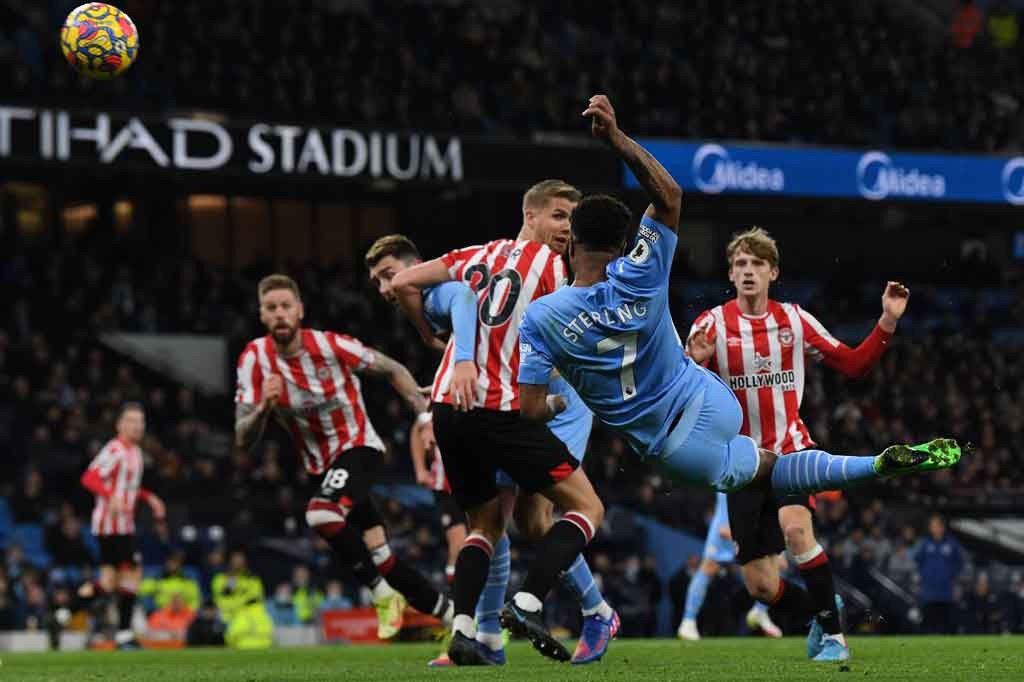 Pada menit ke-32 peluang Sterling kembali sia-sia setelah tendangan volinya di dekat gawang masih jauh dari sasaran.