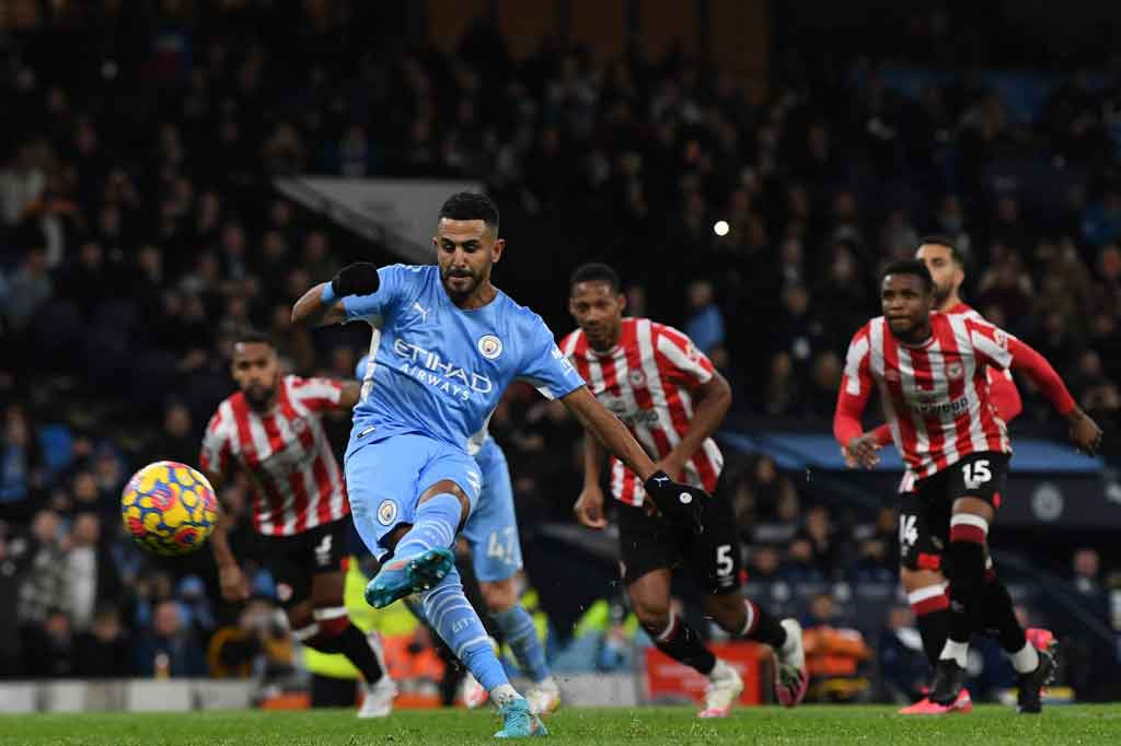 The Citizens kemudian mendapatkan hadiah penalti setelah Sterling dilanggar Mads Roerslev. Riyad Mahrez maju sebagai eksekutor dan sukses membawa timnya unggul 1-0 pada menit ke-40. 