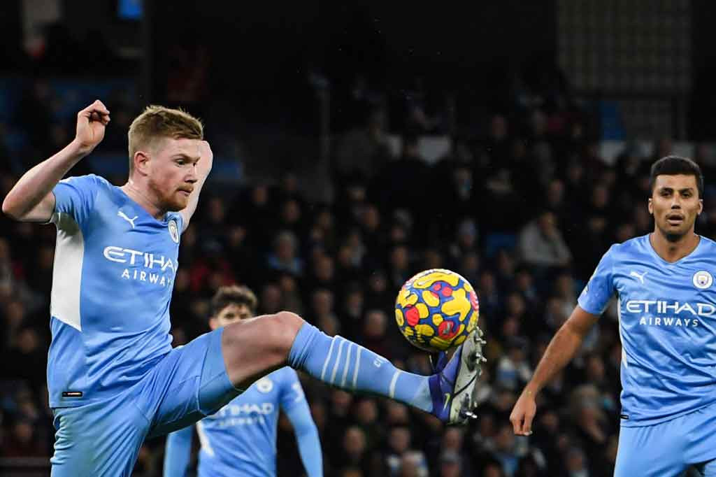 Selepas jeda, City tak mengendurkan serangan. Mereka langsung tancap gas untuk menambah keunggulan.