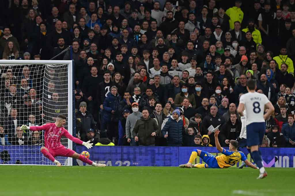 The Lilywhites akhirnya berhasil memecah kebuntuan enam menit berselang lewat gol bunuh diri Jan Bednarek yang salah mengantisipasi umpan silang Pierre-Emile Hoejbjerg. Skor menjadi 1-0.