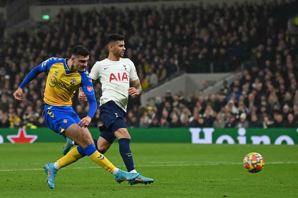 Tim tamu kemudian menyamakan kedudukan pada menit ke-23 lewat Armando Broja menyelesaikan umpan tarik Romain Perraud, untuk mengubah kedudukan menjadi 1-1. Tidak ada gol tambahan hingga babak pertama usai.