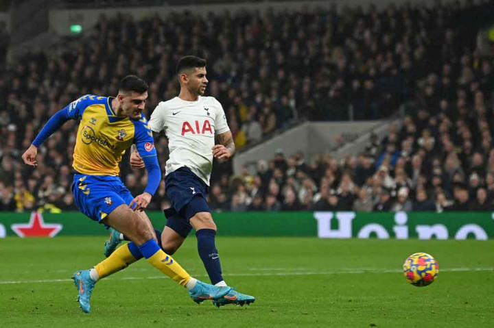 Tim tamu kemudian menyamakan kedudukan pada menit ke-23 lewat Armando Broja menyelesaikan umpan tarik Romain Perraud, untuk mengubah kedudukan menjadi 1-1. Tidak ada gol tambahan hingga babak pertama usai.
