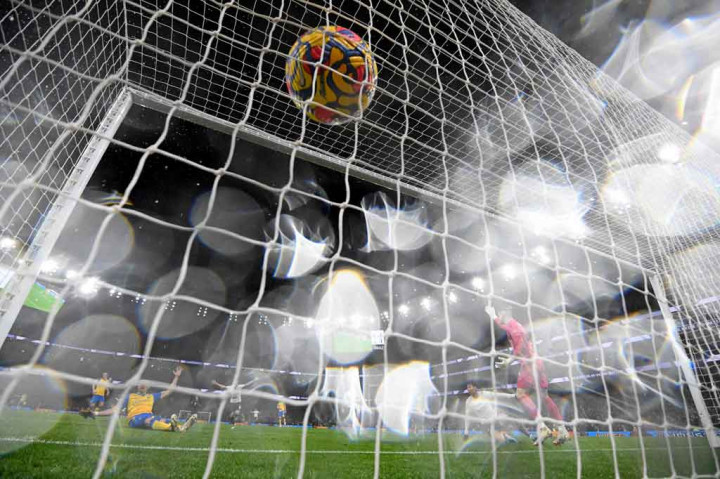 Spurs kembali unggul pada menit ke-70. Son Heung-min mencatatkan namanya di papan skor usai memanfaatkan umpan tarik Lucas Moura. Skor menjadi 2-1.