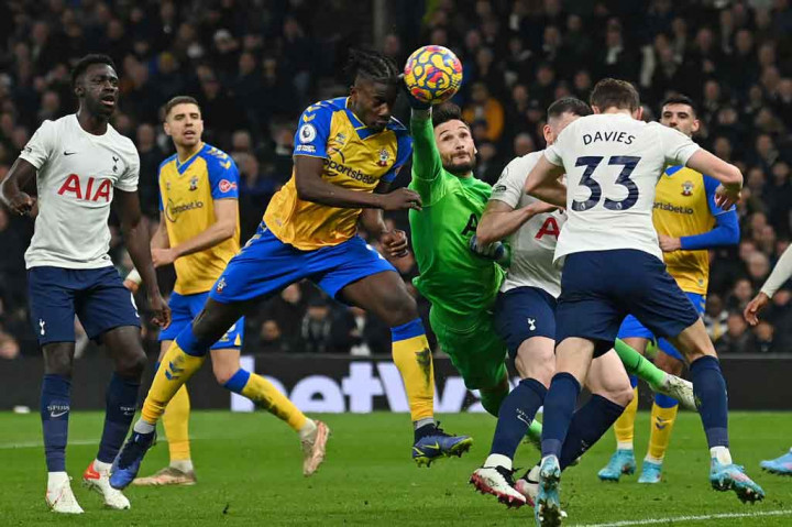 Namun sembilan menit berselang tim tamu lagi-lagi berhasil menyamakan kedudukan. Mohamed Elyounoussi merobek gawang Spurs dengan sundulan, menyambut umpan silang James Ward-Prowse. Kedudukan menjadi imbang 2-2.