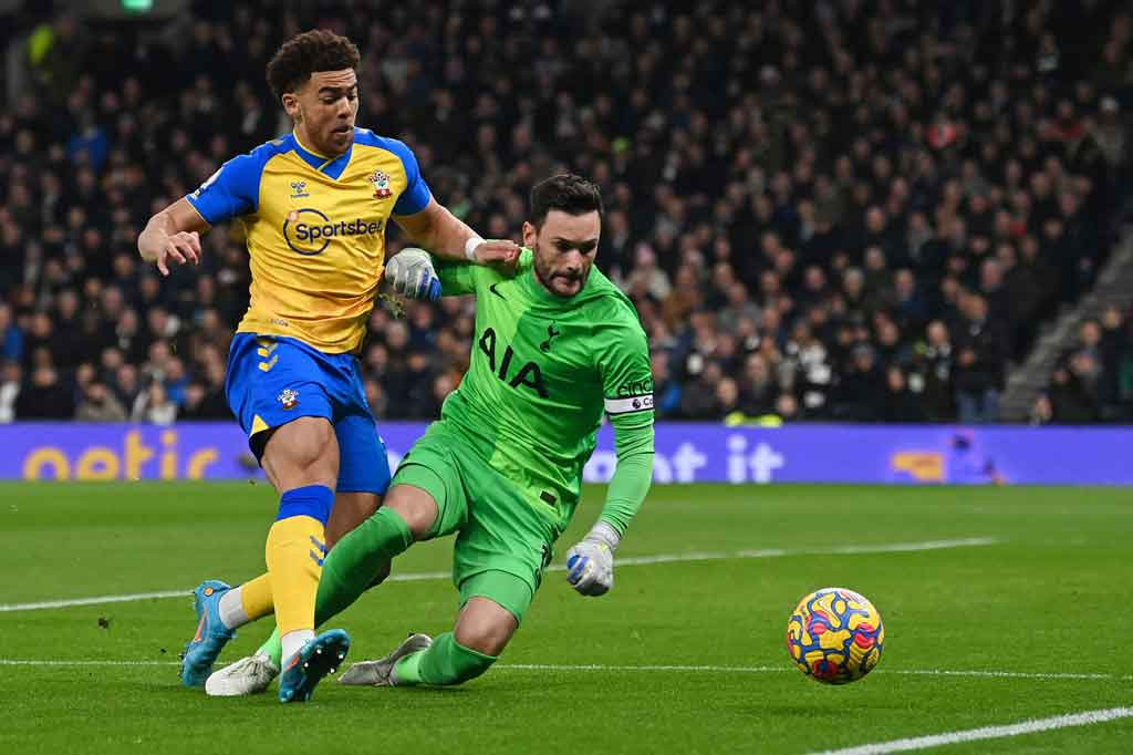 Tim tamu justru berhasil membalikkan keunggulan tiga menit kemudian. Assist James Ward-Prowse dituntaskan dengan sempurna menjadi gol oleh Che Adams untuk membawa Southampton unggul 3-2.