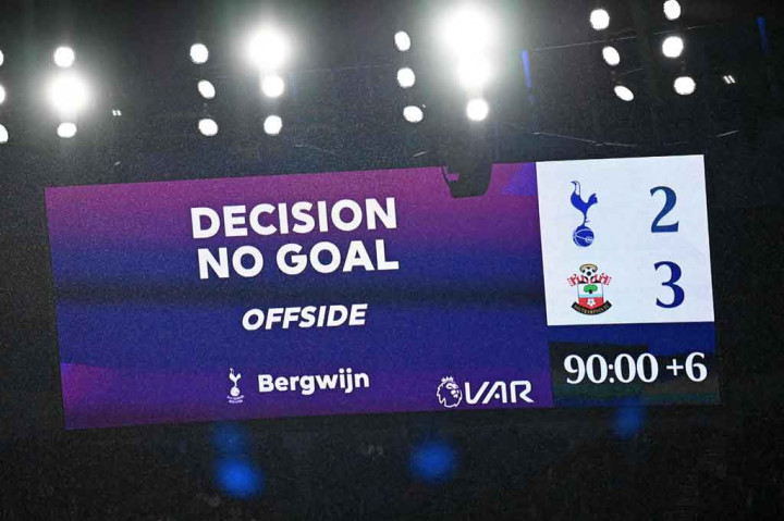 Namun gol tersebut dianulir setelah wasit berkonsultasi dengan Video Assistant Referee (VAR) yang memperlihatkan Bergwijn berada dalam posisi offside sebelum mencetak gol. Skor 3-2 untuk kemenangan Southampton bertahan hingga laga usai.