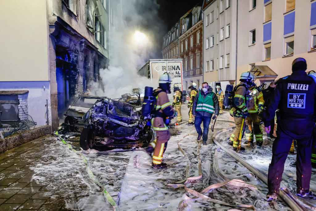 Petugas pemadam kebakaran bekerja di lokasi kecelakaan di Fuerth, Jerman selatan, setelah sebuah truk menabrak deretan mobil, membakar beberapa di antaranya, Rabu, 9 Februari 2022 waktu setempat.