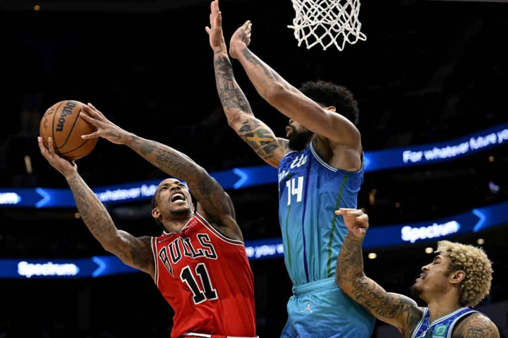 DeMar DeRozan memborong 36 poin saat membimbing Chicago Bulls kembali ke jalur kemenangan dengan mengalahkan Charlotte Hornets 121-109 pada lanjutan laga NBA di Spectrum Center, North Carolina, Kamis, 10 Februari 2022 WIB.